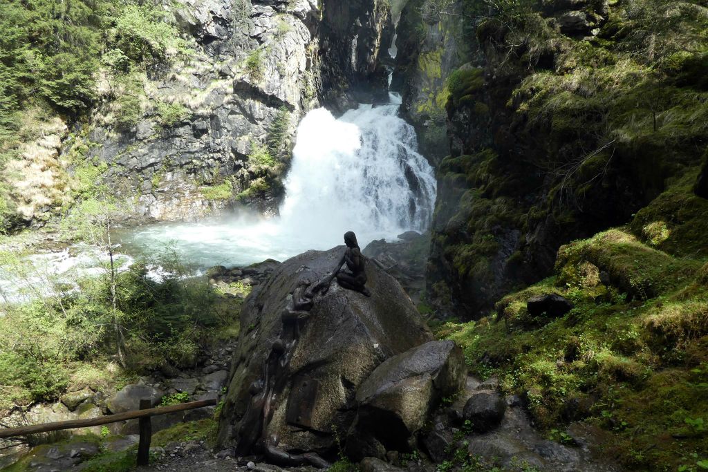 CAMPO TURES - een kunstvoorwerp bij de laagste Rheinbach waterval in het nationale park Rieserferner