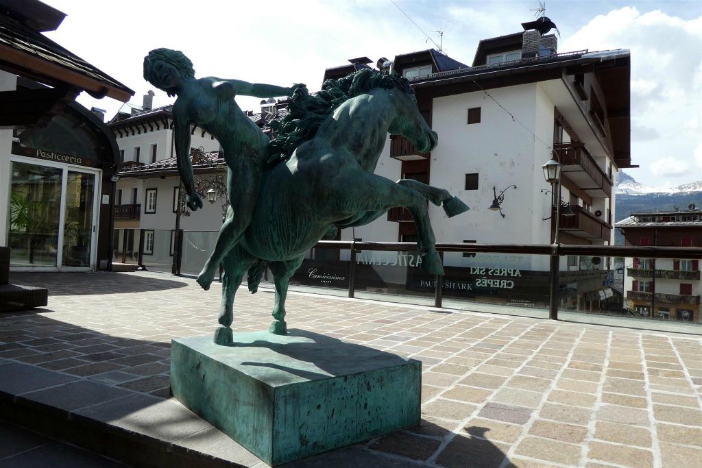 CORTINA d'AMPEZZO - een standbeeld