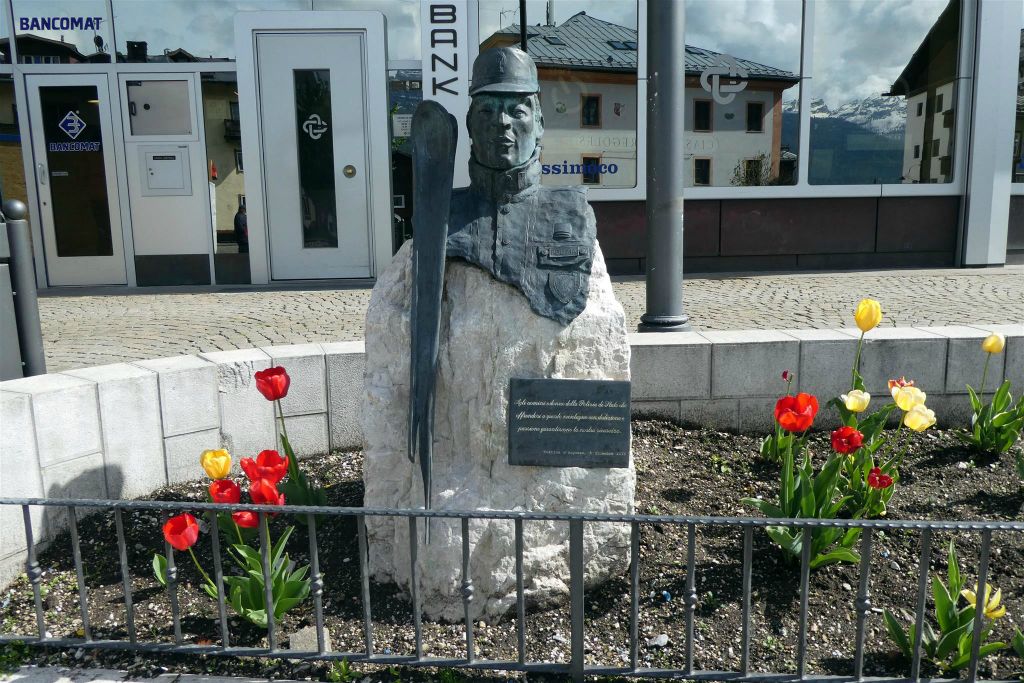 CORTINA d'AMPEZZO - een beeld ter ere van de politie