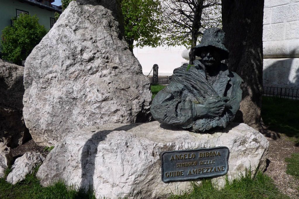 CORTINA d'AMPEZZO - een beeld ter ere van de Italiaanse bergbeklimmer Angelo Dibona (1879-1956)