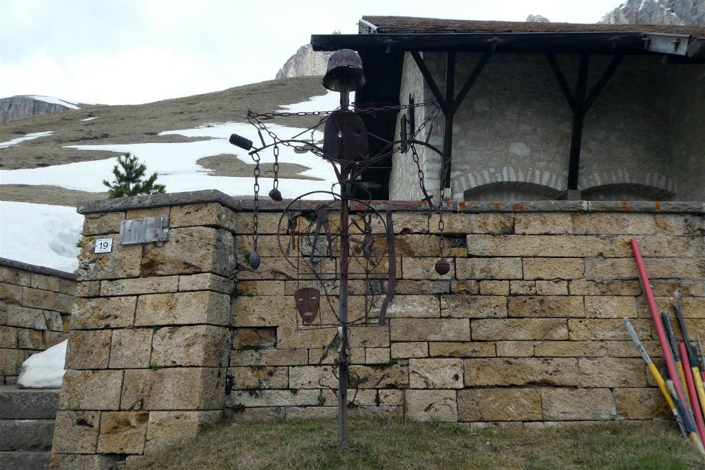 CANAZEI - een kunstwerk bij de Pordoipas (2239 meter)