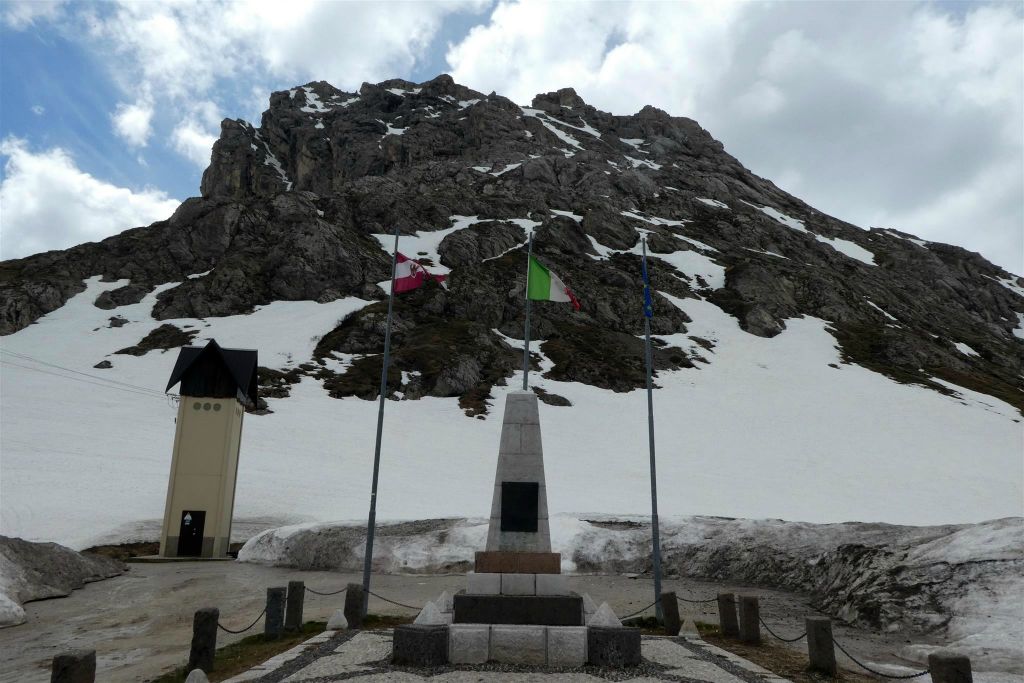 CANAZEI - een monument bij de Pordoipas (2239 meter)