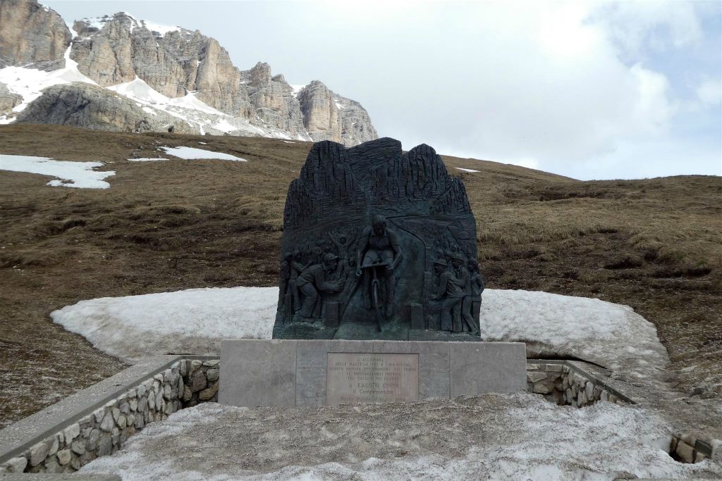CANAZEI - een monument ter ere van de Italiaanse wielrenner Fausto Coppi (1919-1960) bij de Pordoipas (2239 meter)