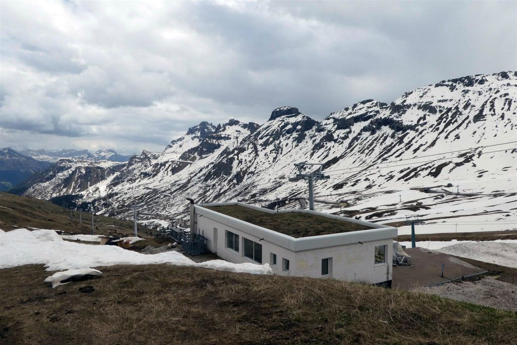 CANAZEI - een gebouw bij de Pordoipas (2239 meter)