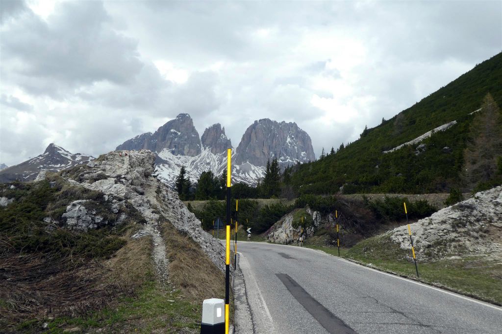 CANAZEI - de weg door de Pordoipas (2239 meter)