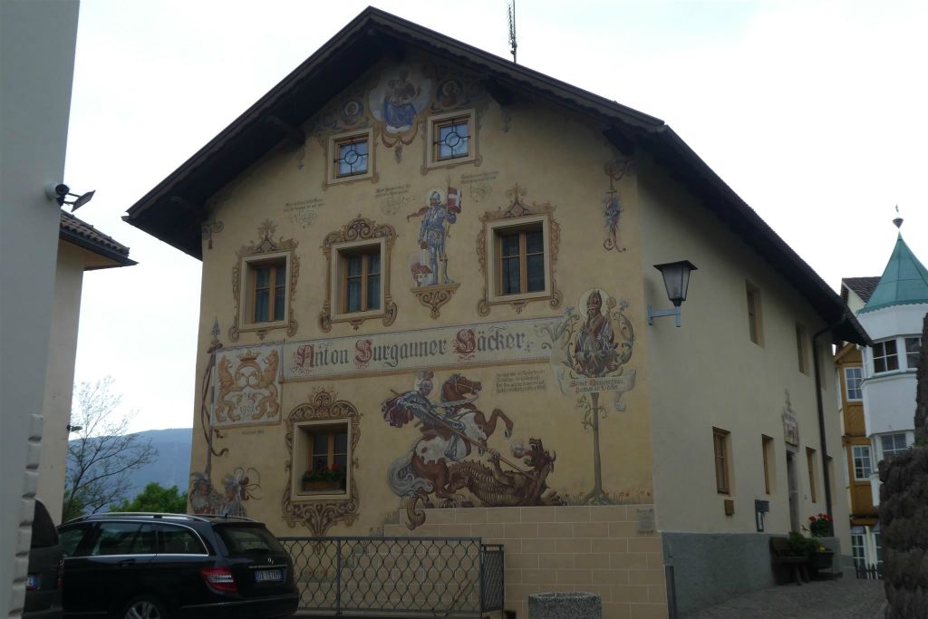 KASTELRUTH - de gevel van de familie bakkerij Burgauner, één van de oudste bakkerijen in Zuid-Tirol (1807)