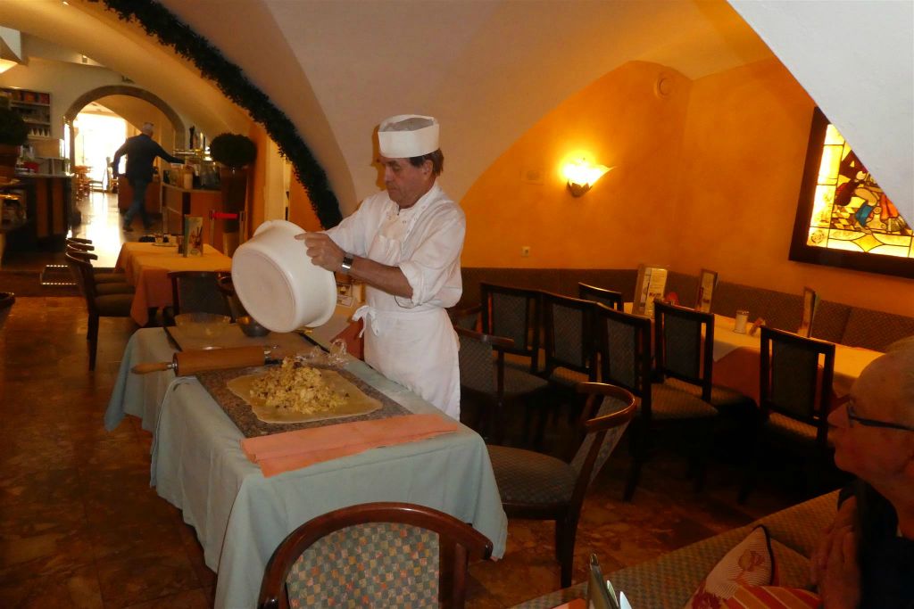 RATTENBERG (OOSTENRIJK) - een bakker bezig met het maken van apfelstrudel in het cafe en banketbakkerij Hacker