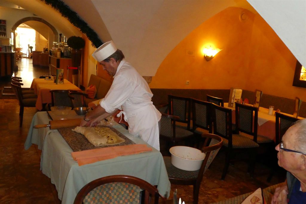 RATTENBERG (OOSTENRIJK) - een bakker bezig met het maken van apfelstrudel in het cafe en banketbakkerij Hacker