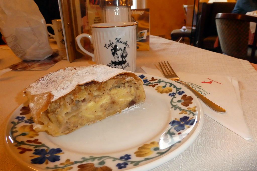 RATTENBERG (OOSTENRIJK) - een apfelstrudel in het cafe en banketbakkerij Hacker