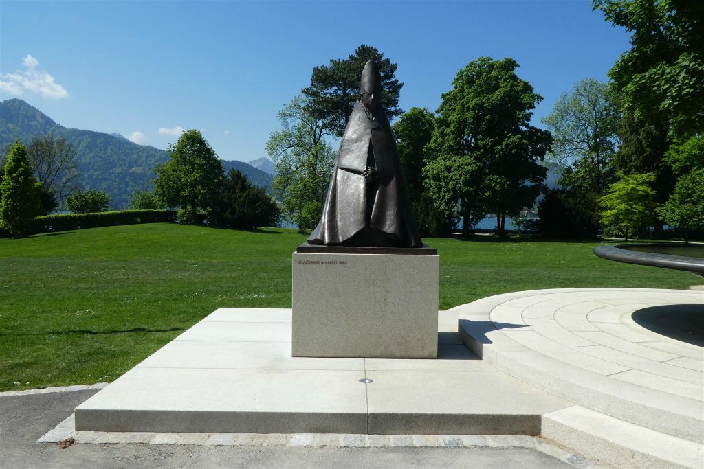 TEGERNSEE (DUITSLAND) - het bronzen beeld "De Kardinaal" van kunstenaar Giacomo Manzoni