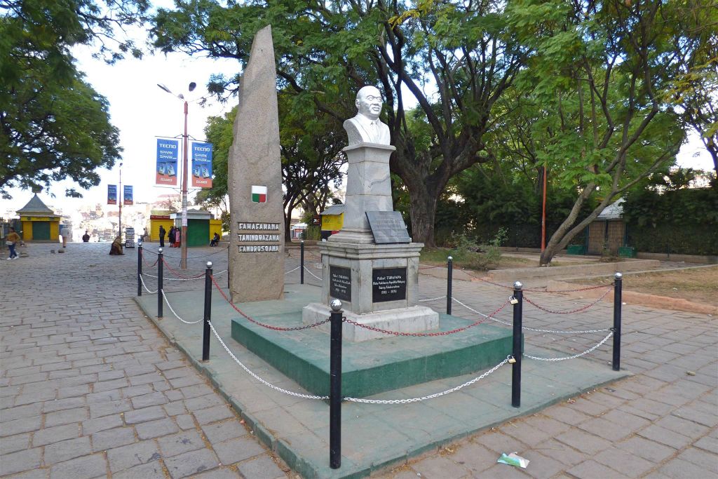 ANTANANARIVO - een standbeeld ter ere van de eerste president van Madagaskar Philibert Tsiranana (1912-1978)