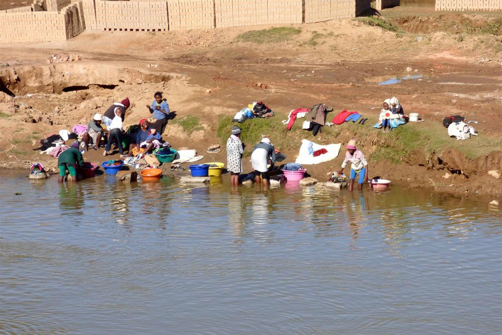 ANTANANARIVO - enkele vrouwen bezig met de was