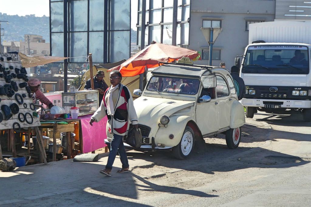 ANTANANARIVO - een Citroën 2CV als taxi