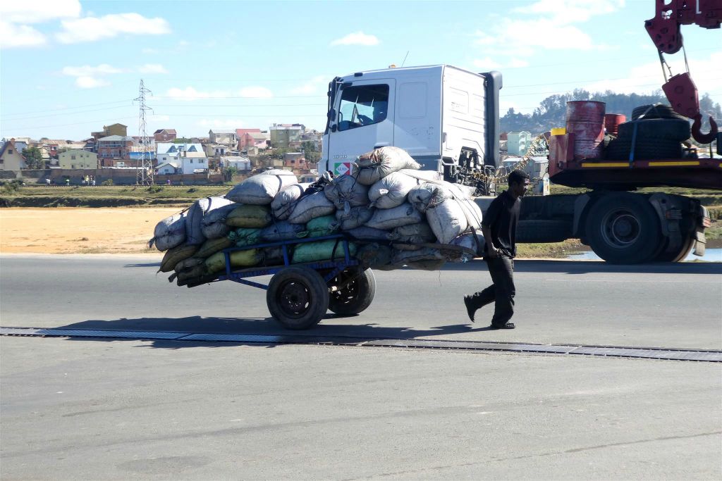 ANTANANARIVO -> AMBATOLAMPY - een Malagassiër onderweg met goederen