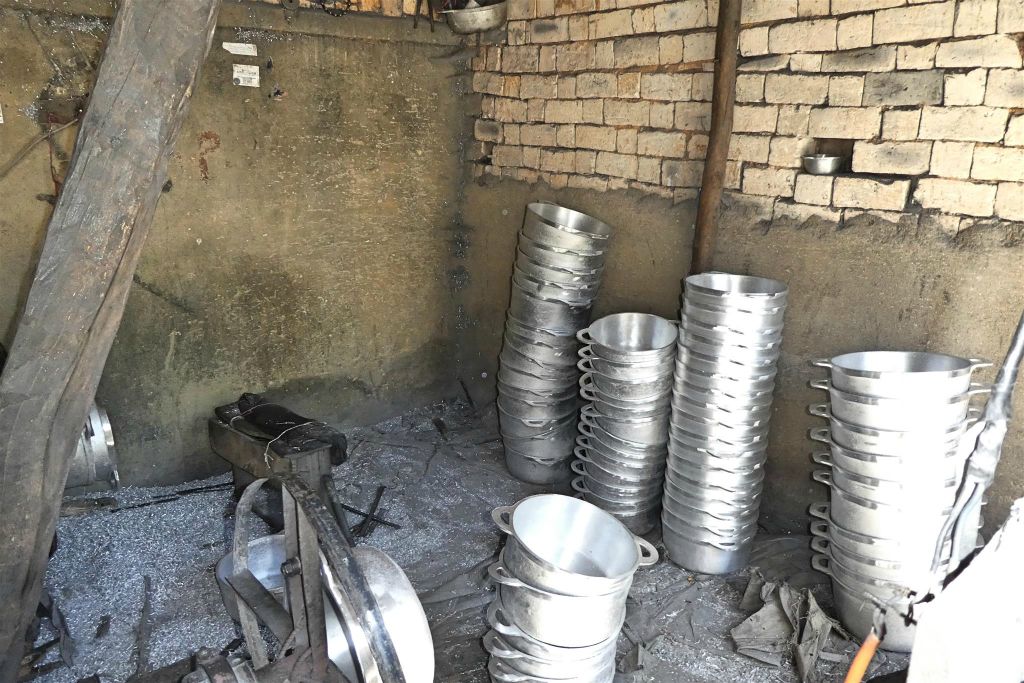 AMBATOLAMPY - enkele aluminium pannen bij een aluminium gieterij