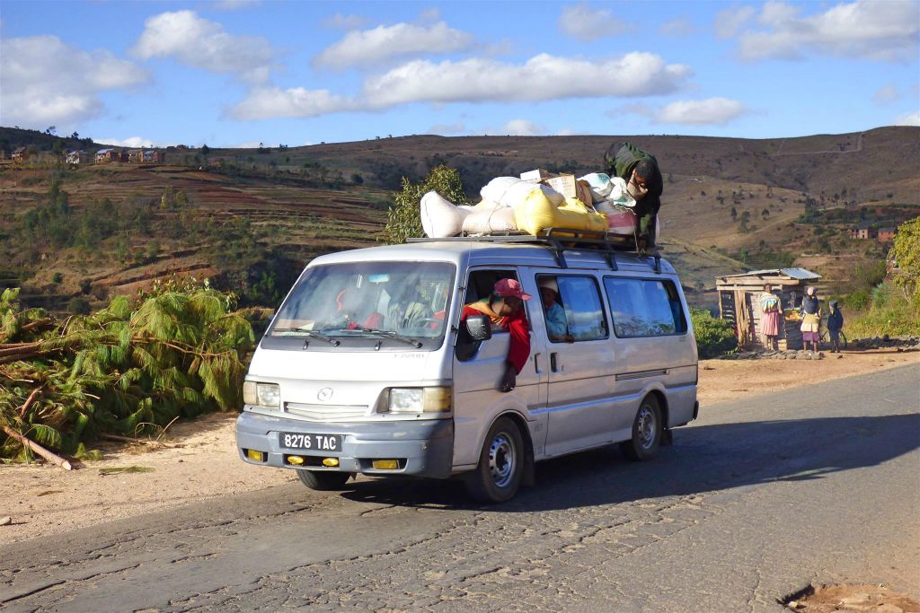 ANKAZONDRANO - een minibus