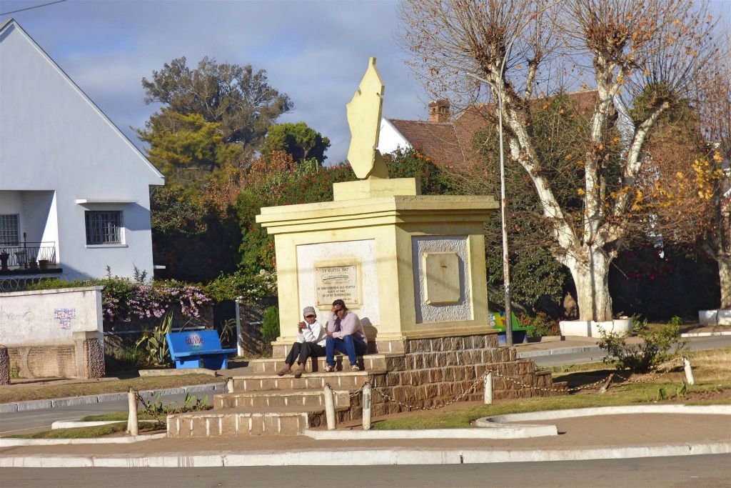 ANTSIRABE - een monument ter ere van het einde van de oorlog op 29 maart 1947