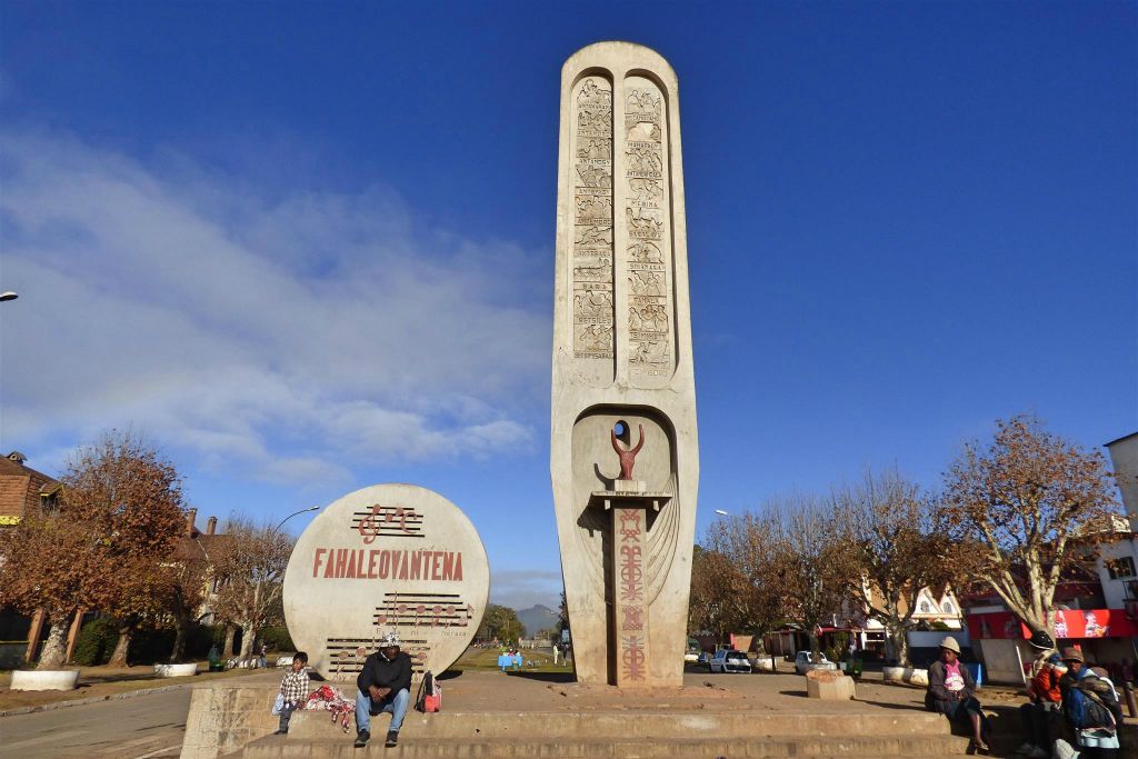 ANTSIRABE - een monument ter ere van de etnische groepen van Madagaskar