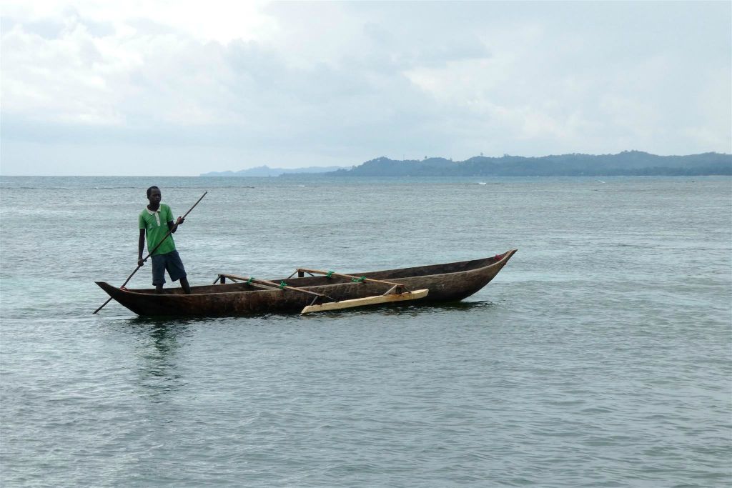 ÎLE AUX NATTES - een Malagassiër die aan het varen is