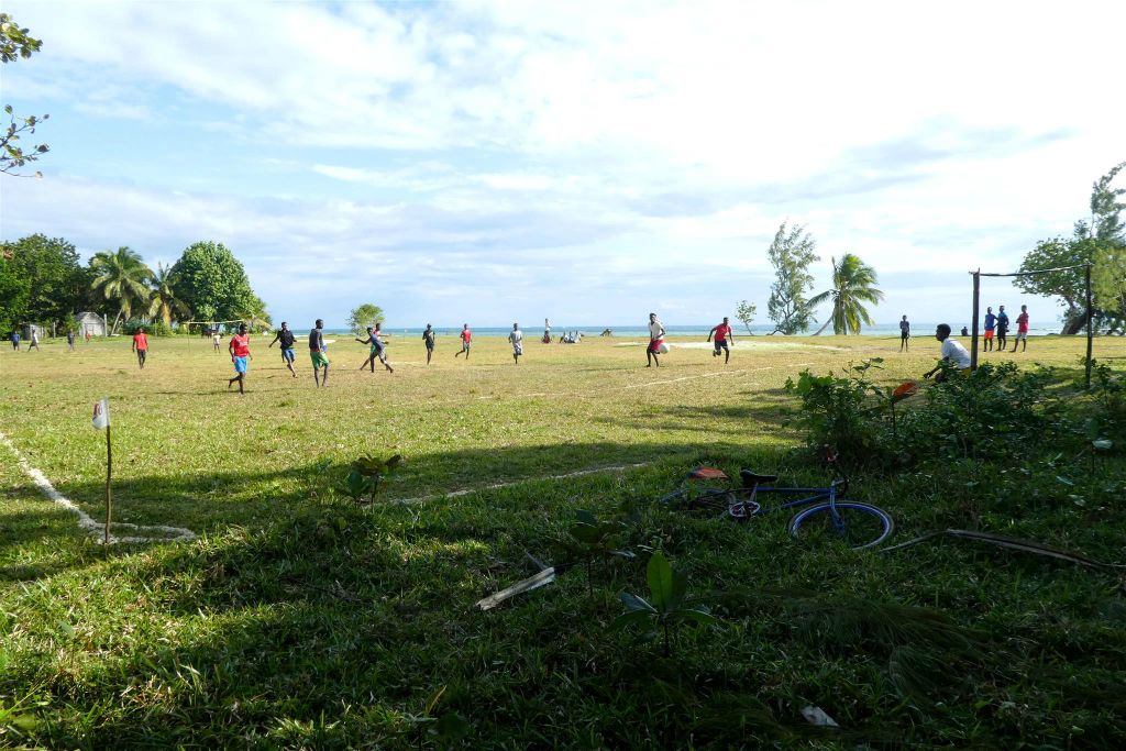 ÎLE AUX NATTES - enkele Malagassiërs die aan het voetballen zijn