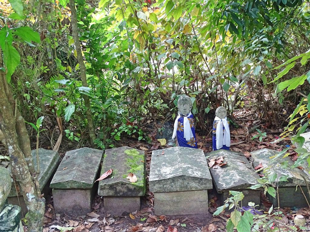 ÎLE AUX NATTES - enkele graven op een begraafplaats