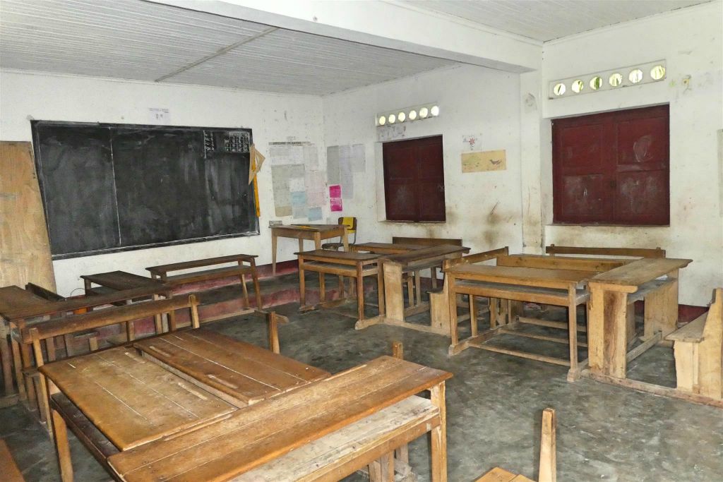 ÎLE AUX NATTES - een leslokaal van een openbare lagere school