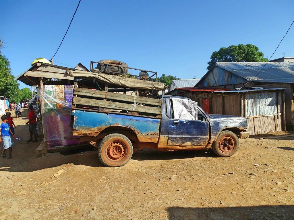 ÎLE SAINTE-MARIE - een auto rijp voor de sloop