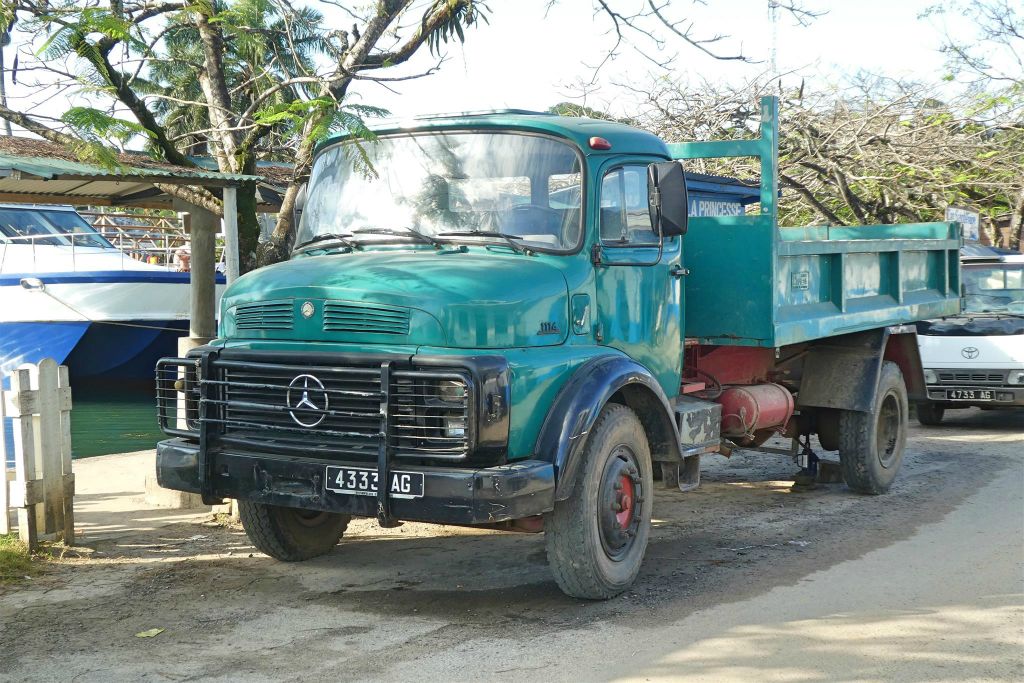 ÎLE SAINTE-MARIE - een Mercedes 1114 vrachtwagen