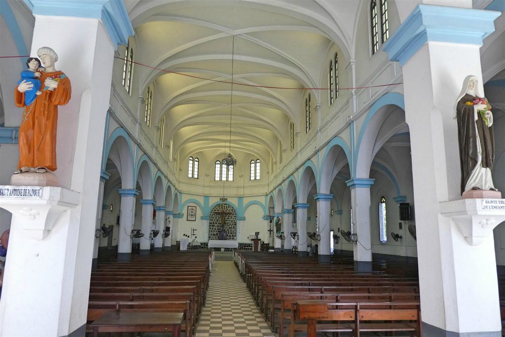 TOAMASINA - binnen in de Sint-Jozefkerk