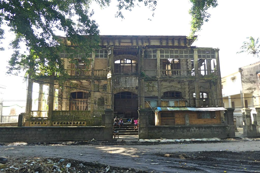 TOAMASINA - een oud gebouw in het oude centrum