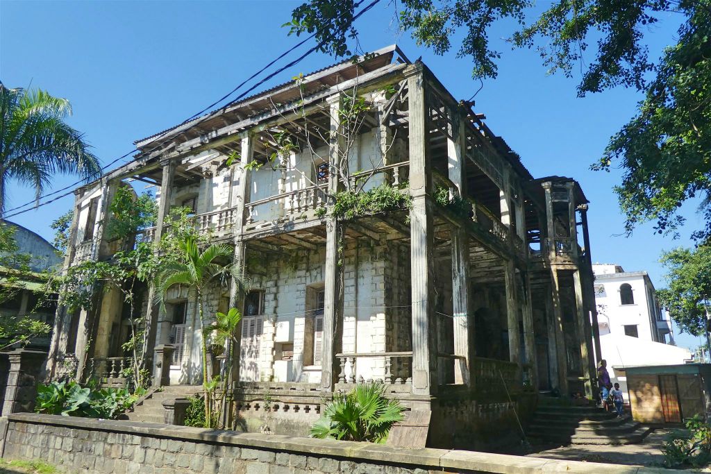 TOAMASINA - een oud gebouw in het oude centrum
