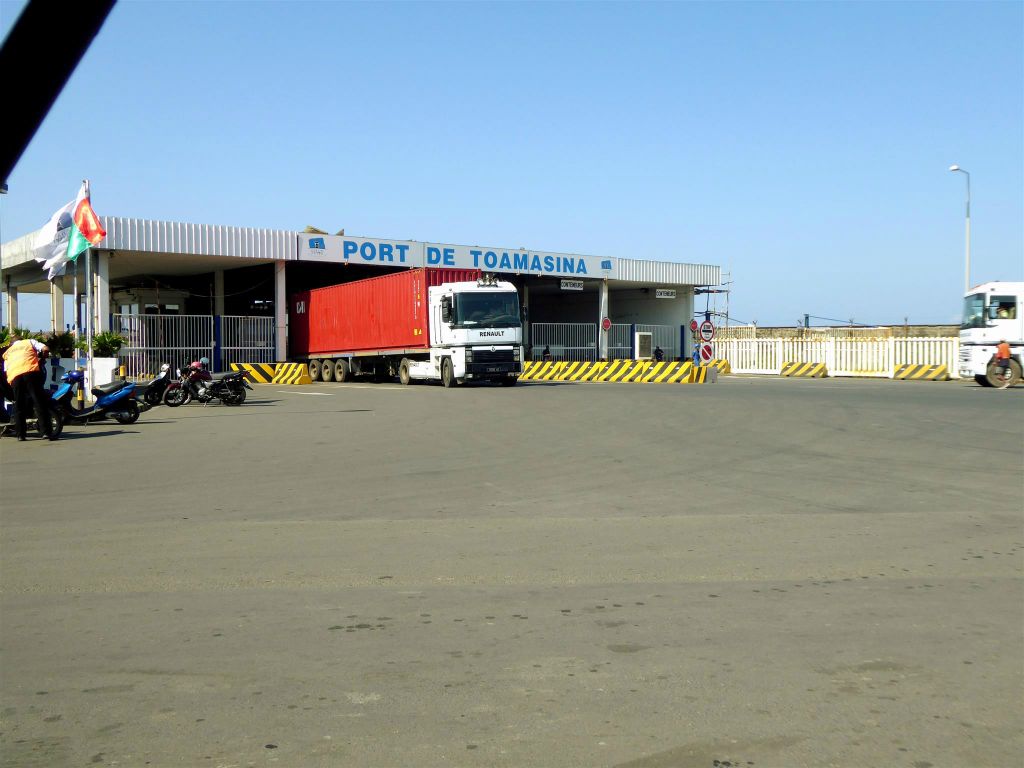 TOAMASINA - de ingang naar de haven voor vrachtwagens