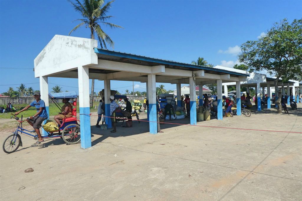 TOAMASINA - de goederen handel bij een haven