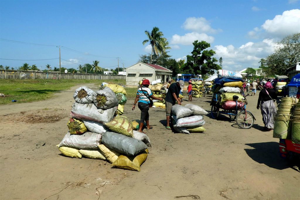 TOAMASINA - de goederen handel bij een haven