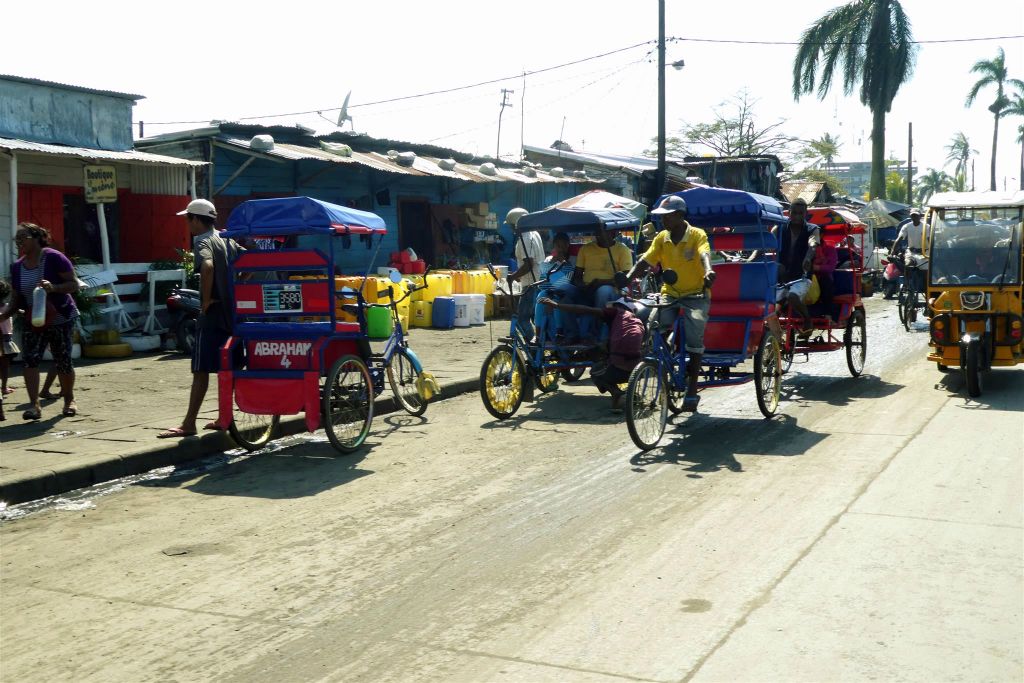 TOAMASINA - enkele fietsriksja's op straat
