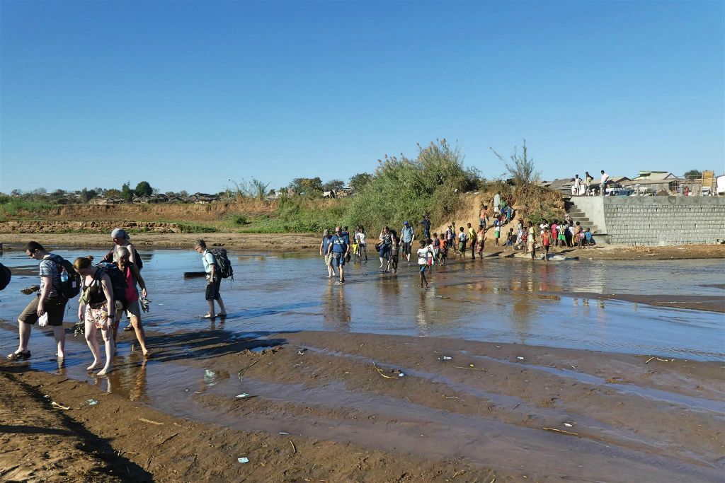 MASIAKAMPY - onze groep door het water op weg naar een boot