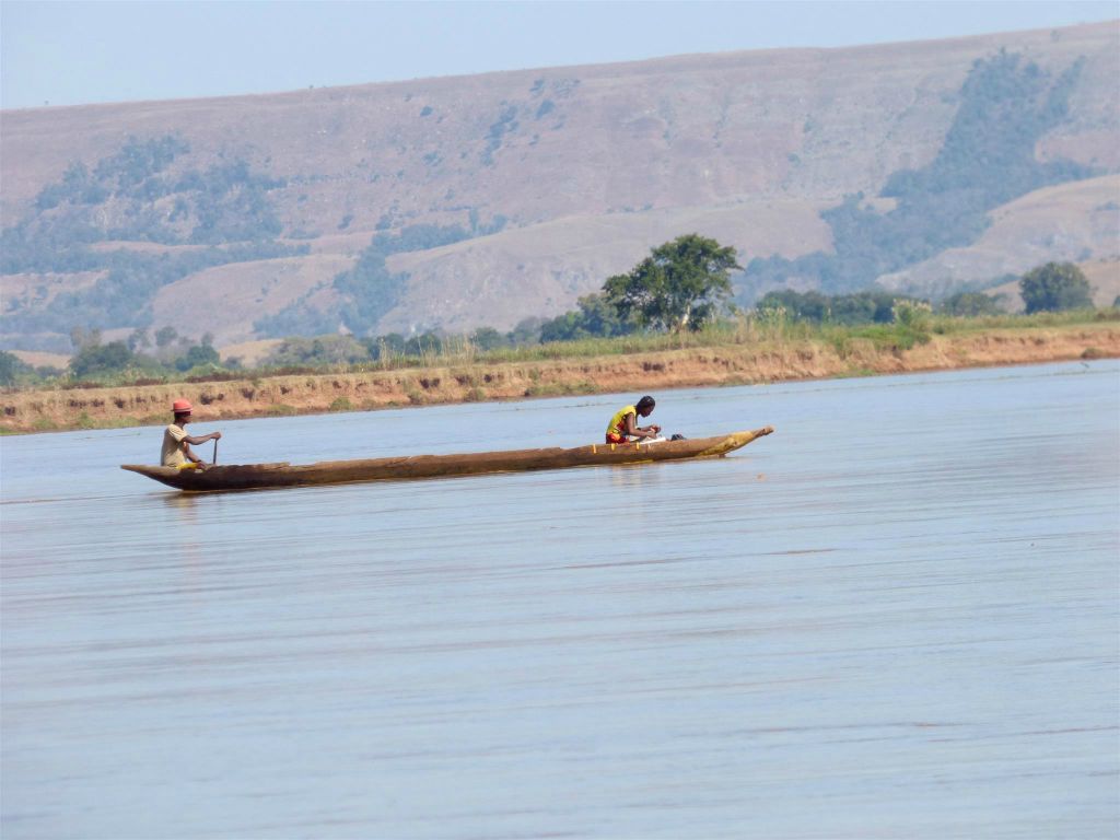 ANOSIMENA - enkele Malagassiërs onderweg met een boot op de Tsiribihinarivier
