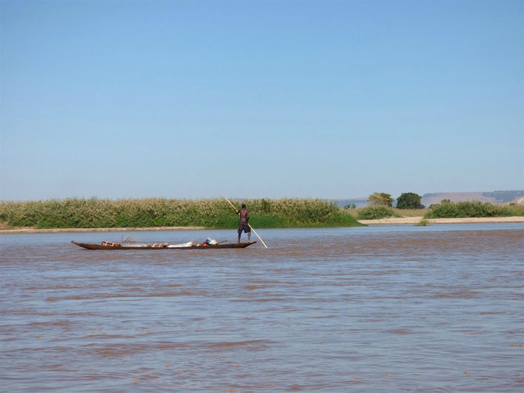 ANOSIMENA - een Malagassiër onderweg met goederen op de Tsiribihinarivier