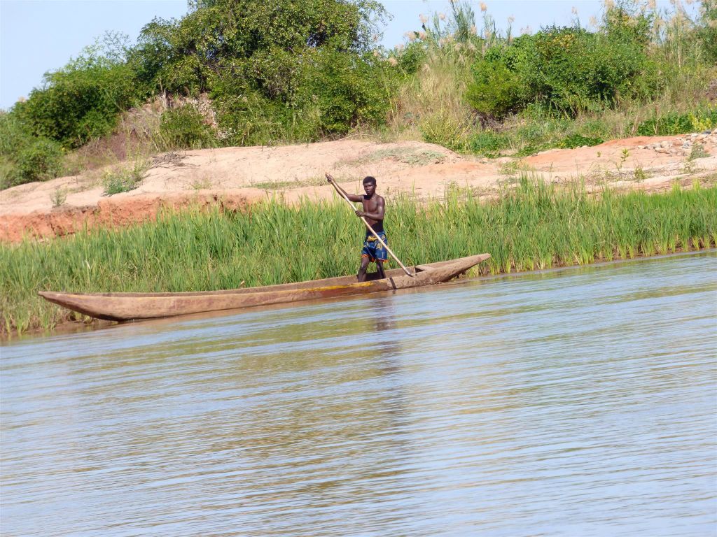 ANOSIMENA - een Malagassiër onderweg met een boot op de Tsiribihinarivier
