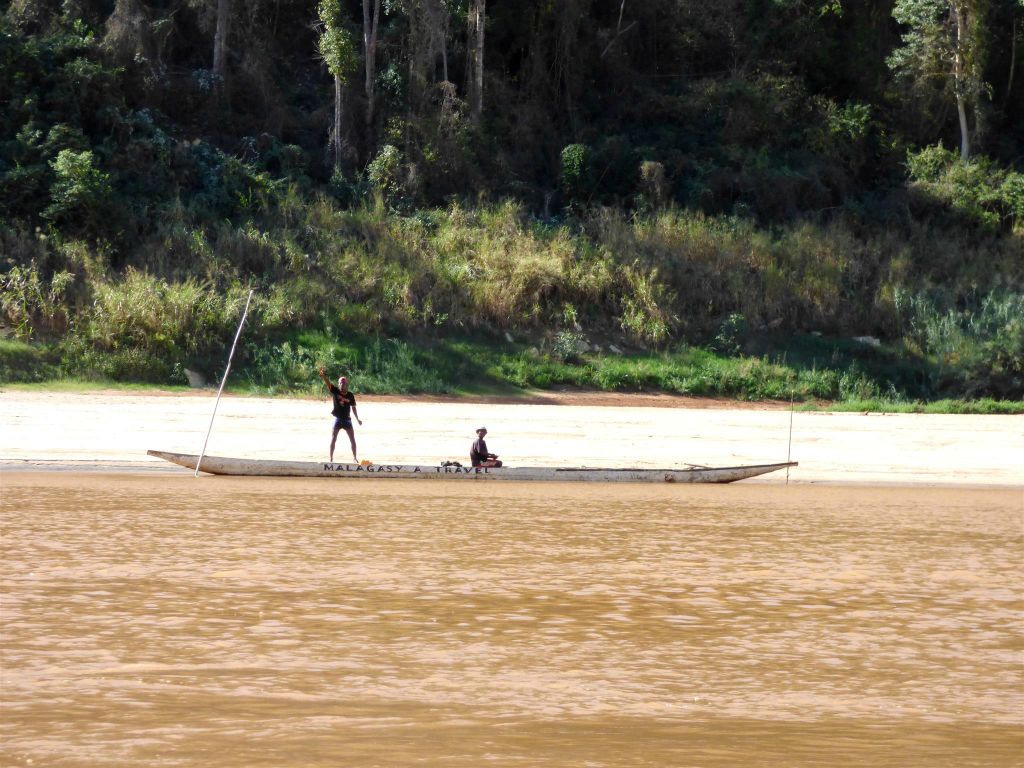 ANOSIMENA -> BEGIDRO - enkele Malagassiërs onderweg met een boot op de Tsiribihinarivier