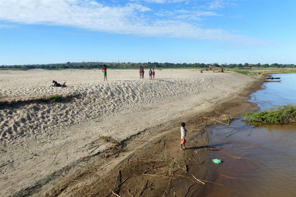 TSARAOTA - een zandstrand langs de Tsiribihinarivier
