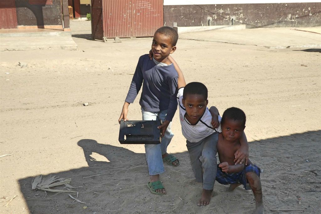 BELON'I TSIRIBIHINA - drie kinderen op straat