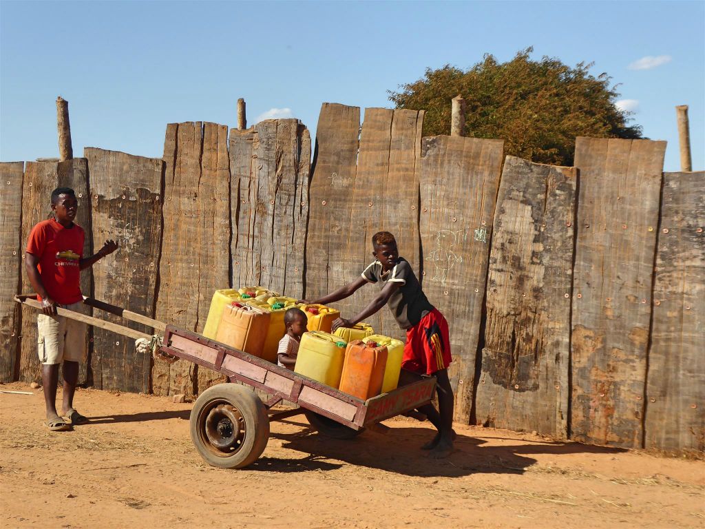 BELON'I TSIRIBIHINA - enkele Malagassiërs met een kar met water jerrycans