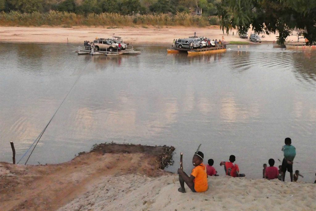 BEKOPAKA - met een auto-veerpont komen de terreinwagens een rivier over