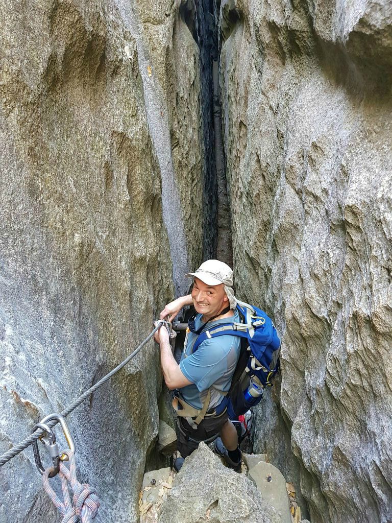 ANKILIMANINTSY (TSINGY DE BEMARAHA NATIONAL PARK) - Carlos aan het afdalen in de rotsspleet in het natuurreservaat