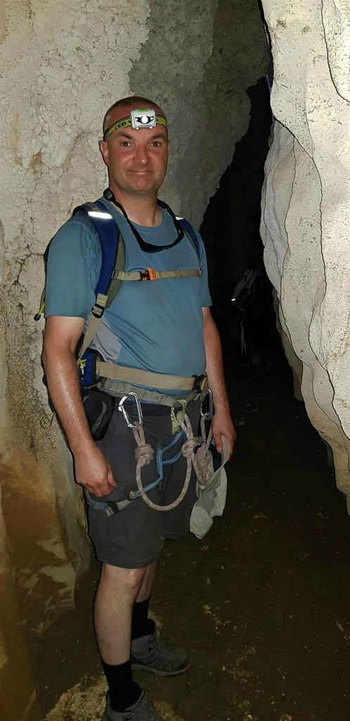 ANKILIMANINTSY (TSINGY DE BEMARAHA NATIONAL PARK) - Carlos op de bodem van een rotsspleet in het natuurreservaat