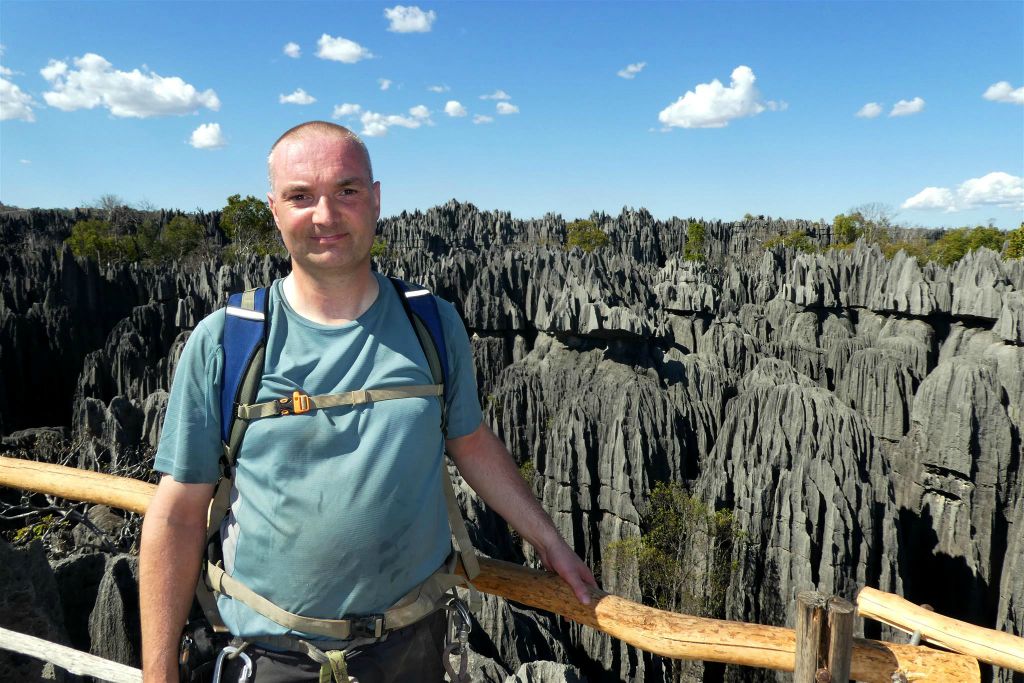 ANKILIMANINTSY (TSINGY DE BEMARAHA NATIONAL PARK) - Carlos bij een uitzichtpunt over het karstlandschap in het natuurreservaat