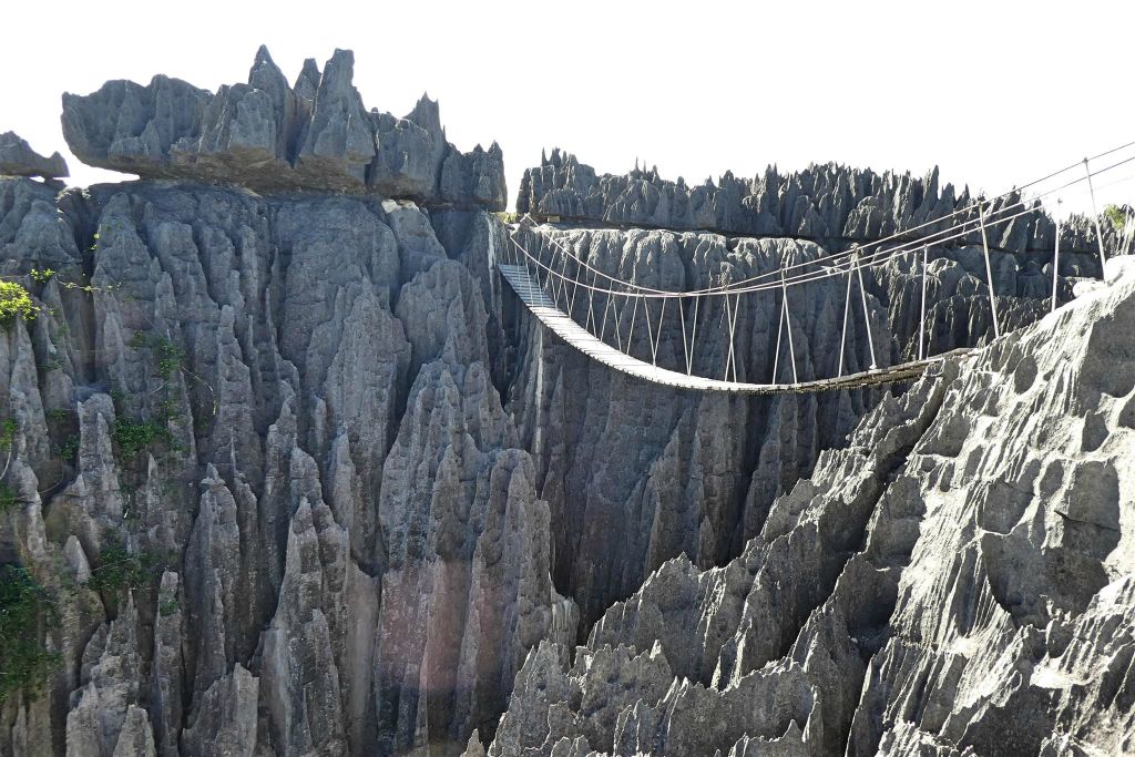 ANKILIMANINTSY (TSINGY DE BEMARAHA NATIONAL PARK) - een hangbrug in het karstlandschap in het natuurreservaat