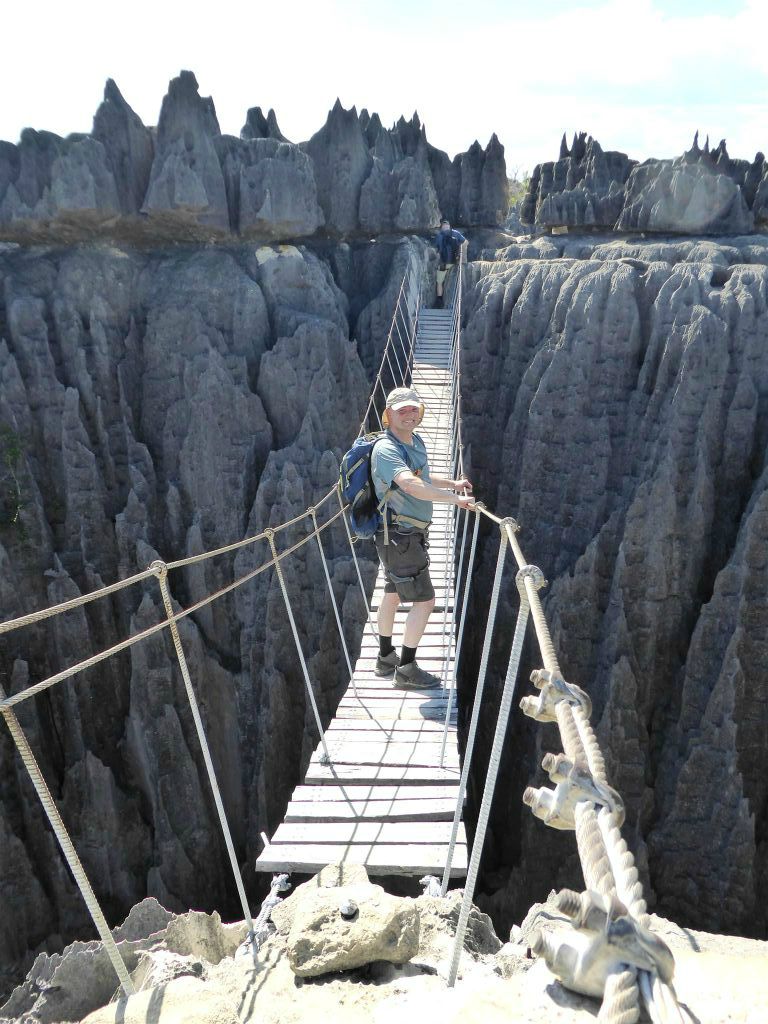 ANKILIMANINTSY (TSINGY DE BEMARAHA NATIONAL PARK) - Carlos op een hangbrug in het karstlandschap in het natuurreservaat