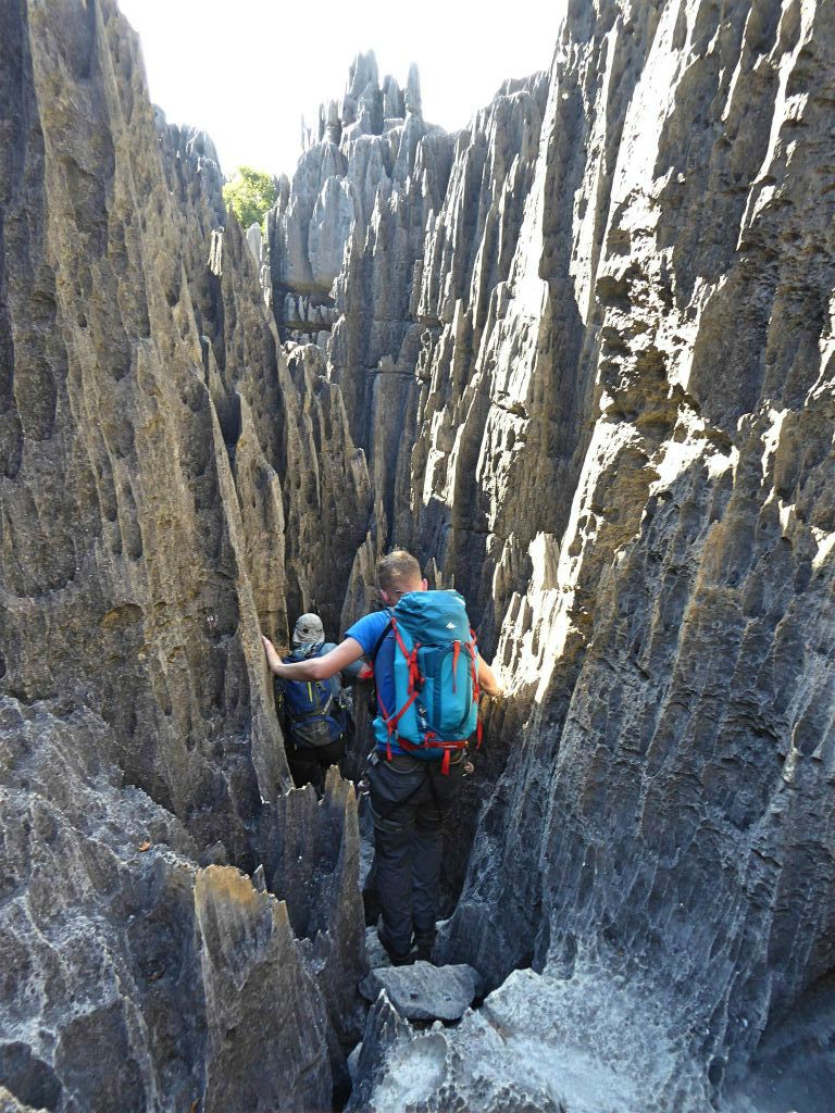 ANKILIMANINTSY (TSINGY DE BEMARAHA NATIONAL PARK) - Carlos (voorste) aan het afdalen in het karstlandschap in het natuurreservaat